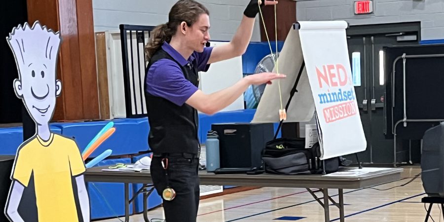 Presenter playing with a yo-yo